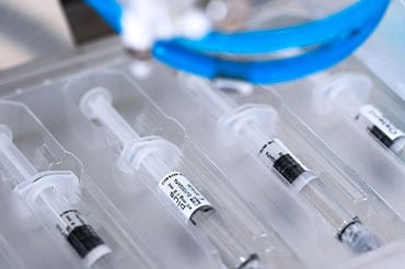 Seringas descartáveis organizadas em bandeja médica.